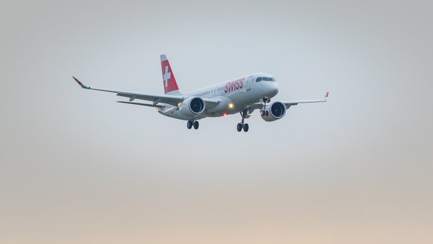 « De la fumée dans la cabine et le cockpit » : atterrissage d’urgence d’un Airbus A220 à cause de problèmes moteur